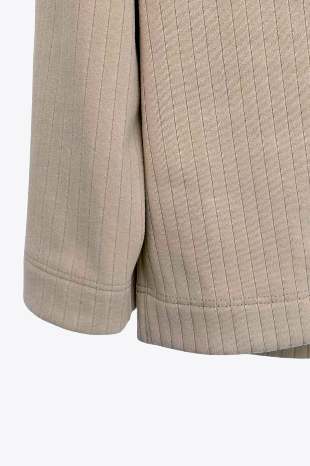 Jersey canalé de punto, fit oversized, cuello alto con doblez y manga larga.