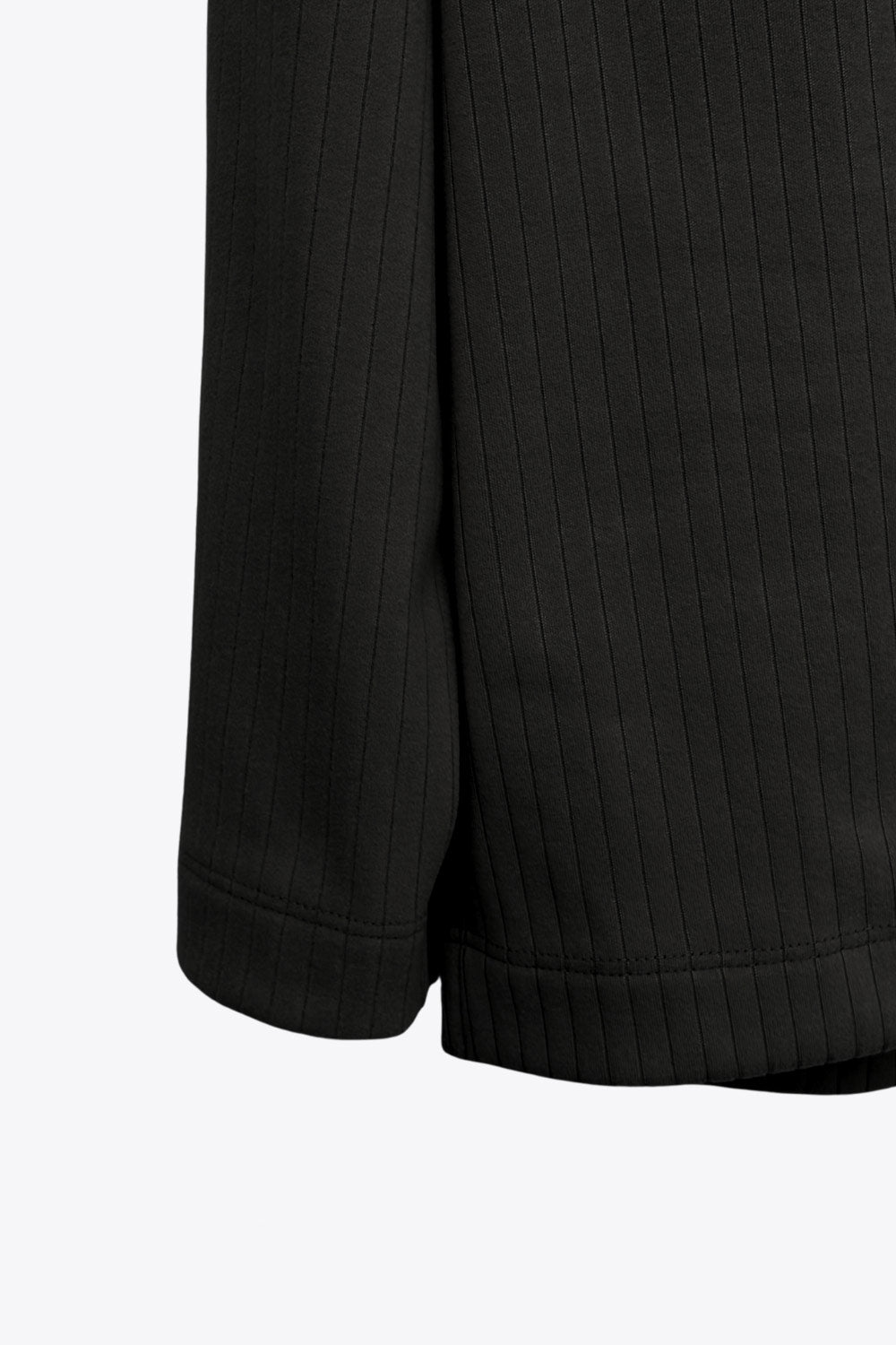 Jersey canalé de punto, fit oversized, cuello alto con doblez y manga larga.