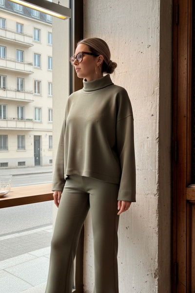 Jersey de fit fluido, cuello alto con doblez, manga larga con hombro caído y rib en puño.