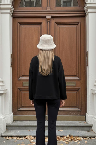 Jersey de fit fluido, cuello alto con doblez, manga larga con hombro caído y rib en puño.