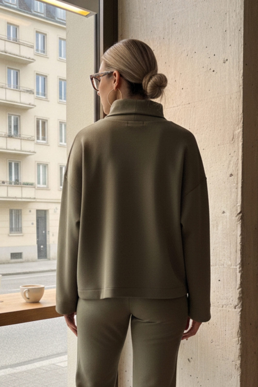 Jersey de fit fluido, cuello alto con doblez, manga larga con hombro caído y rib en puño.