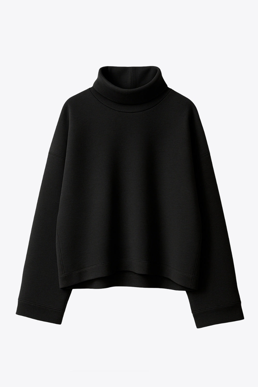 Jersey de fit fluido, cuello alto con doblez, manga larga con hombro caído y rib en puño.