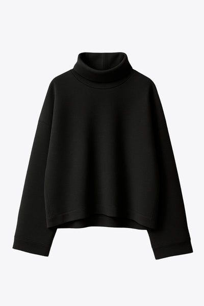 Jersey de fit fluido, cuello alto con doblez, manga larga con hombro caído y rib en puño.