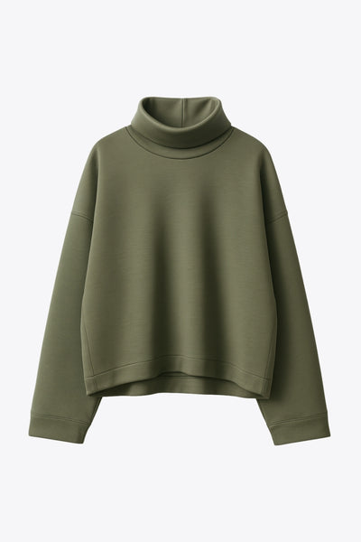 Jersey de fit fluido, cuello alto con doblez, manga larga con hombro caído y rib en puño.