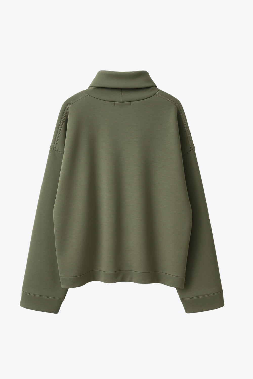 Jersey de fit fluido, cuello alto con doblez, manga larga con hombro caído y rib en puño.