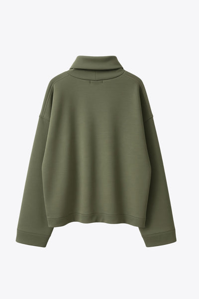 Jersey de fit fluido, cuello alto con doblez, manga larga con hombro caído y rib en puño.