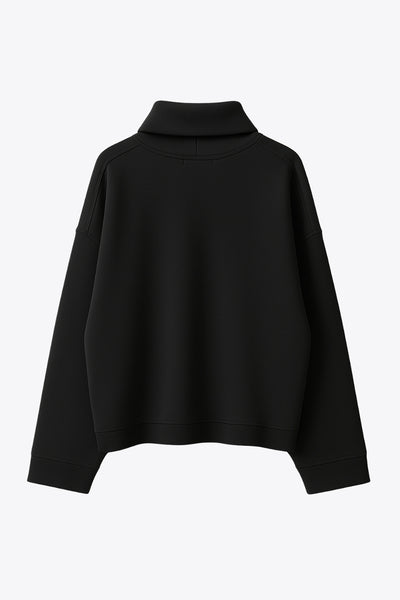 Jersey de fit fluido, cuello alto con doblez, manga larga con hombro caído y rib en puño.