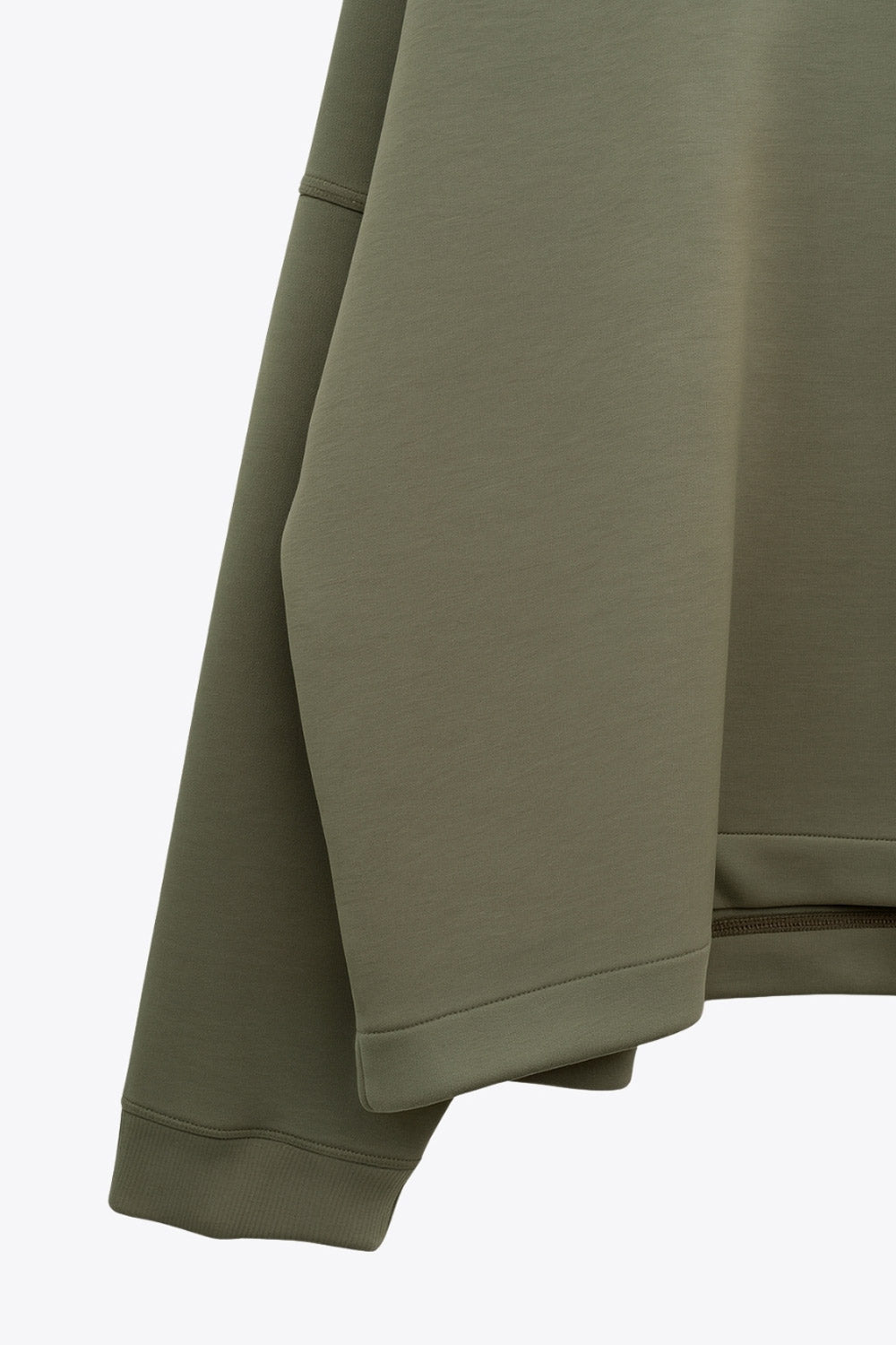 Jersey de fit fluido, cuello alto con doblez, manga larga con hombro caído y rib en puño.