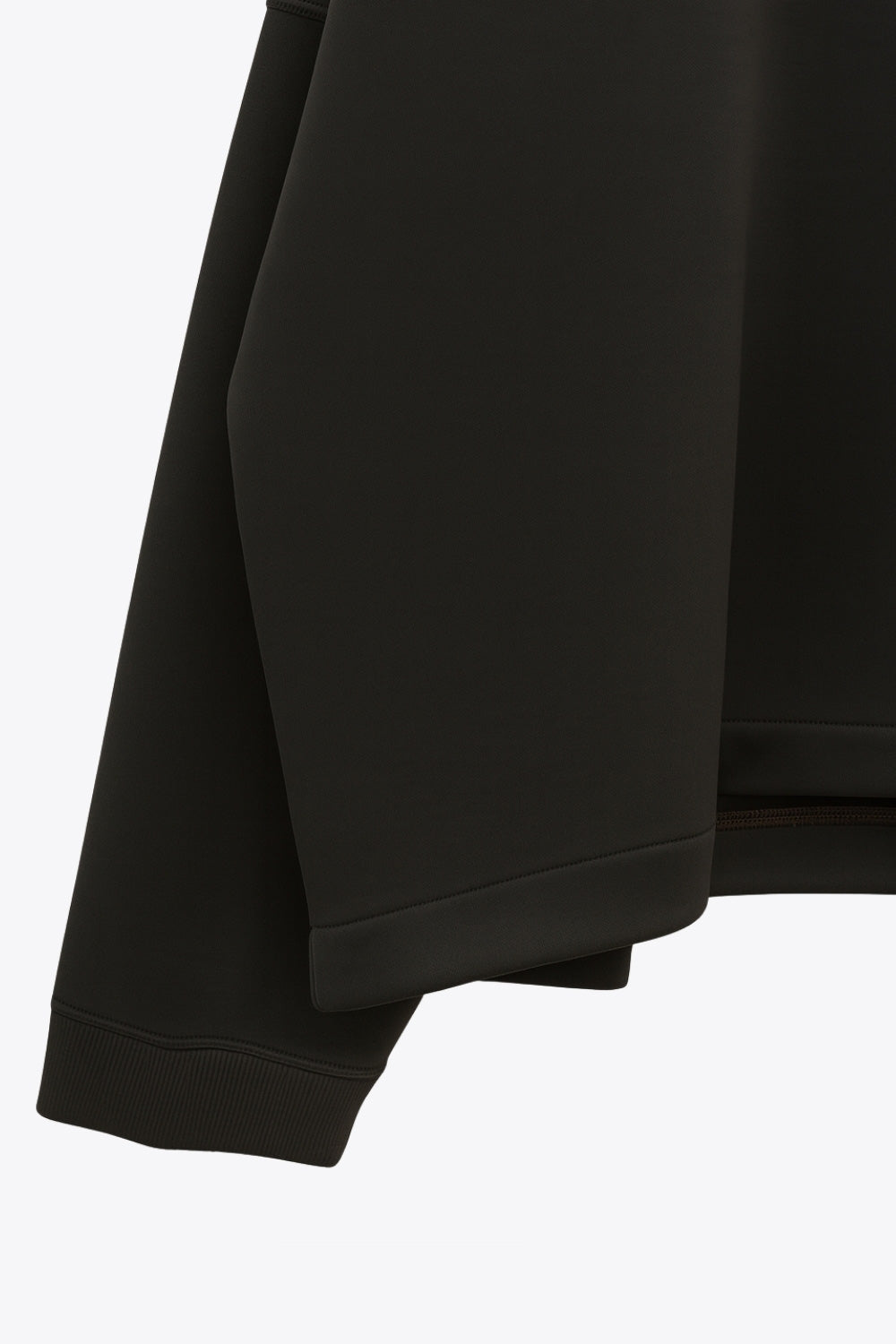 Jersey de fit fluido, cuello alto con doblez, manga larga con hombro caído y rib en puño.