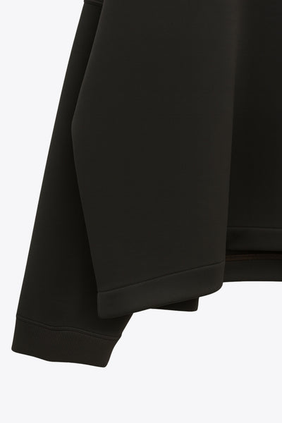 Jersey de fit fluido, cuello alto con doblez, manga larga con hombro caído y rib en puño.