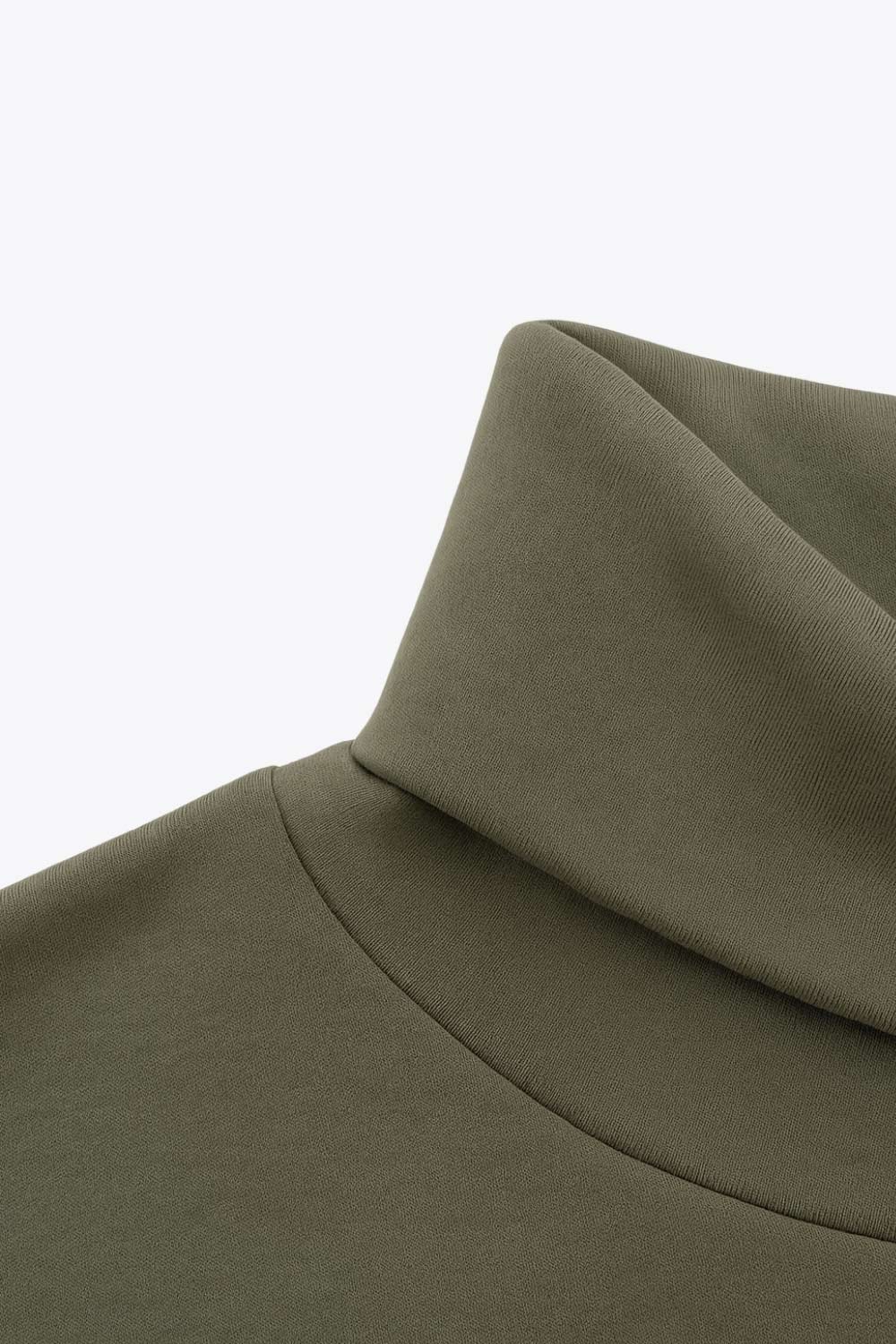 Jersey de fit fluido, cuello alto con doblez, manga larga con hombro caído y rib en puño.