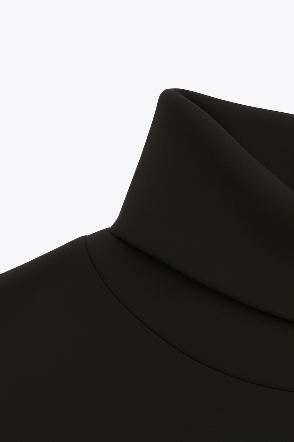 Jersey de fit fluido, cuello alto con doblez, manga larga con hombro caído y rib en puño.