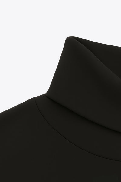 Jersey de fit fluido, cuello alto con doblez, manga larga con hombro caído y rib en puño.