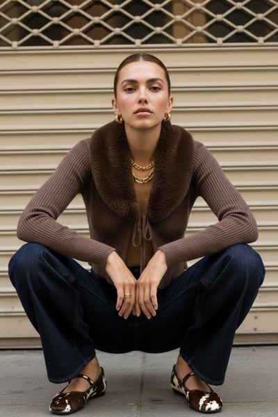 Jersey corto canalé de fit recto, manga larga, cuello v con solapa desmontable de efecto pelo y cierre frontal lazo amarrable.