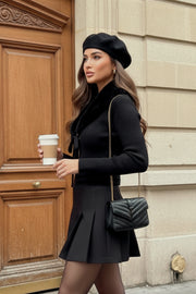 Jersey corto canalé de fit recto, manga larga, cuello v con solapa desmontable de efecto pelo y cierre frontal lazo amarrable.