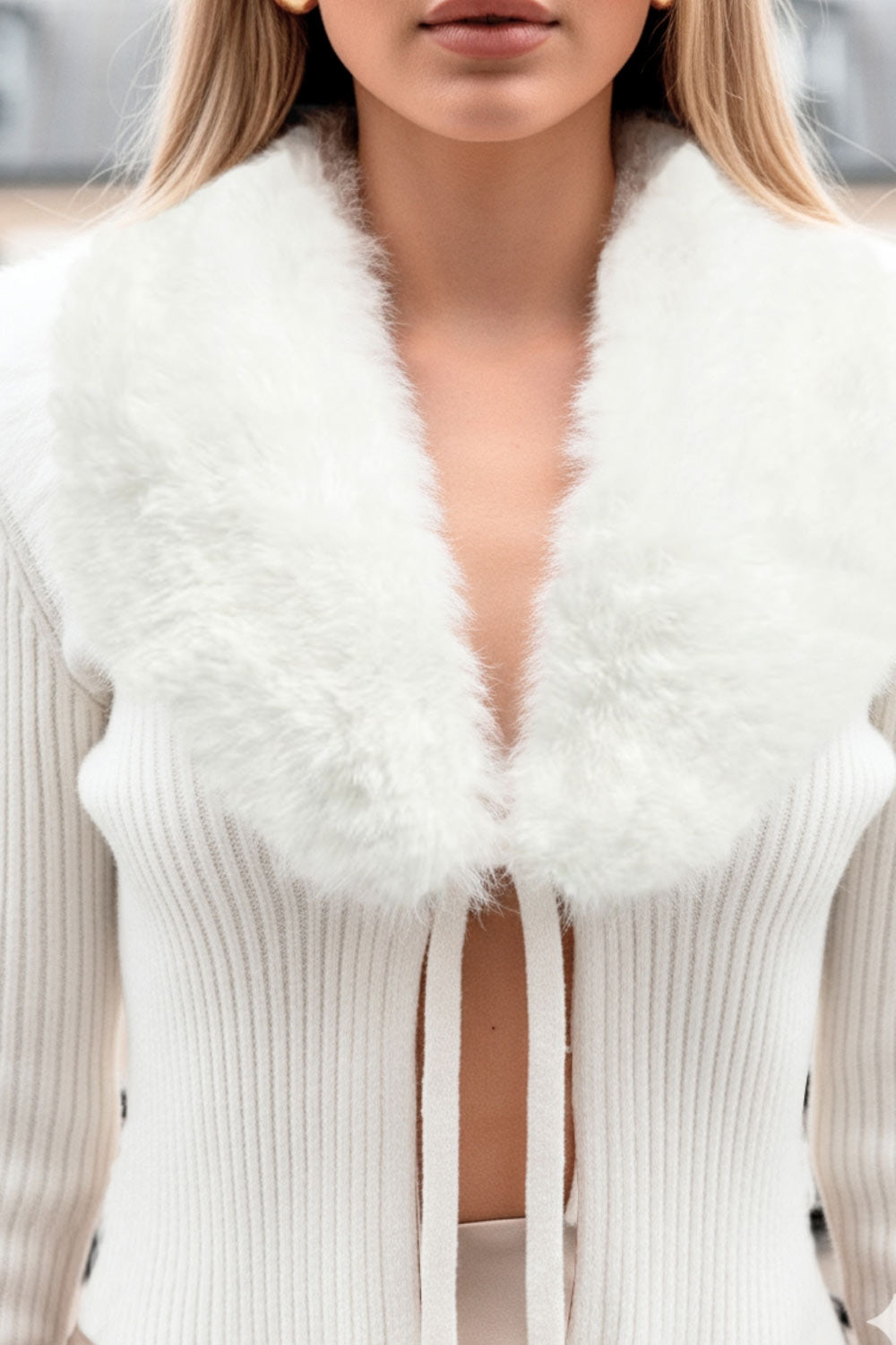 Jersey corto canalé de fit recto, manga larga, cuello v con solapa desmontable de efecto pelo y cierre frontal lazo amarrable.