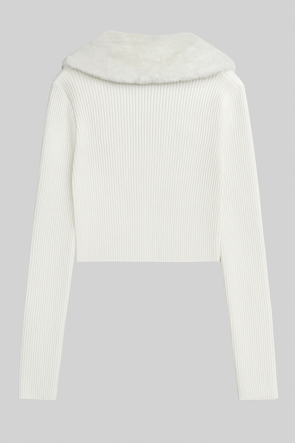 Jersey corto canalé de fit recto, manga larga, cuello v con solapa desmontable de efecto pelo y cierre frontal lazo amarrable.