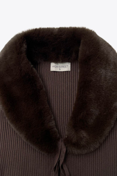 Jersey corto canalé de fit recto, manga larga, cuello v con solapa desmontable de efecto pelo y cierre frontal lazo amarrable.