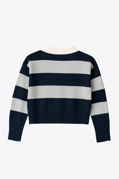 Jersey corto de punto, estampado rayas, fit recto, manga larga con rib en puño y escote v con cuello polo en contraste.