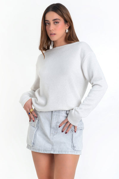 Jersey de punto, manga larga, cuello barco con rib en borde y fit ligeramente oversized.