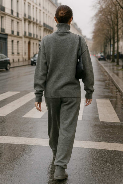 Jersey de punto, fit oversized, cuello alto con rib, manga larga amplia con hombro caído, rib en bajo y puños. Detalle de costuras decorativas.