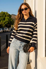 Jersey de punto, estampado rayas, fit recto, manga larga con rib en puños y cuello solapa con cremallera en contraste.