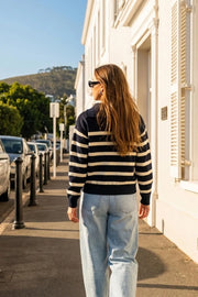 Jersey de punto, estampado rayas, fit recto, manga larga con rib en puños y cuello solapa con cremallera en contraste.