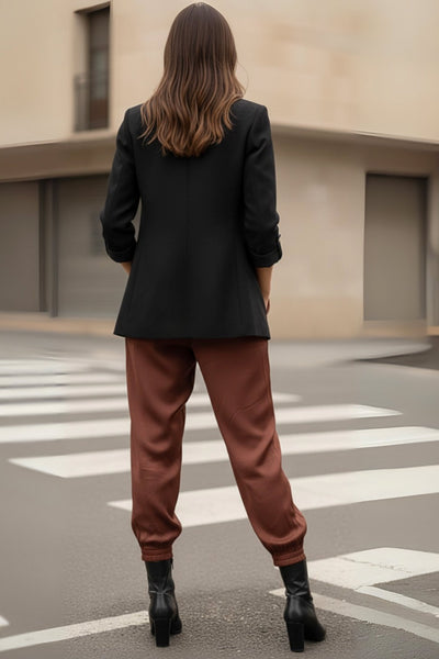 Pantalón jogger satinado de fit recto, bolsillos delanteros de parche, cintura alta con pretina elástica y jareta ajustable. Detalle de bajo elástico.