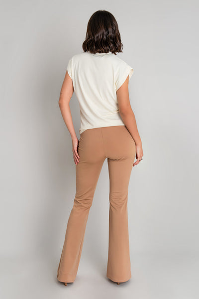 Legging ajustado de fit flare y cintura alta con pretina elástica.