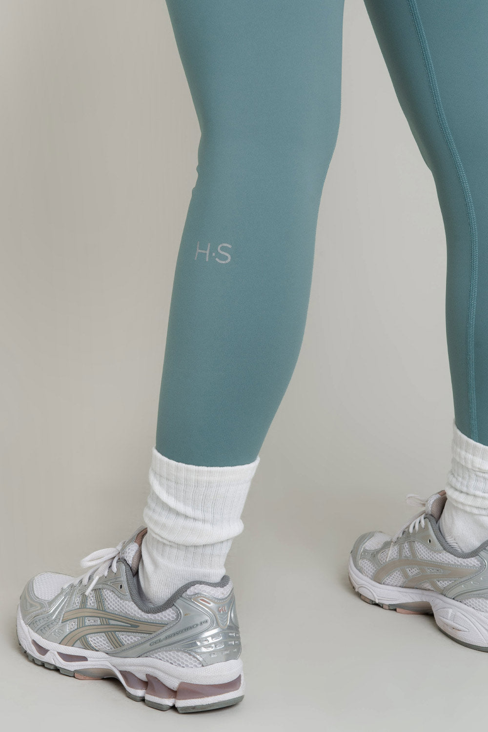 Legging deportivo de fit ajustado, cintura alta y pretina contorneada.