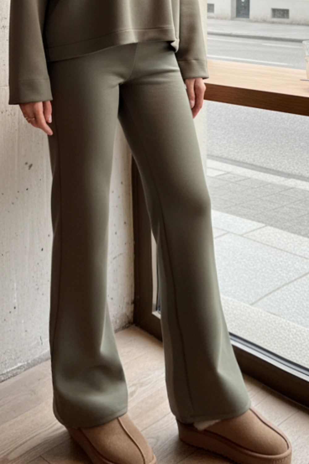 Legging básico ajustado de fit flare y cintura alta con pretina elástica.