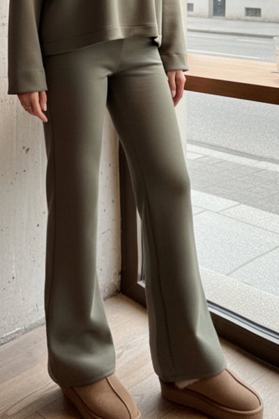 Legging básico ajustado de fit flare y cintura alta con pretina elástica.