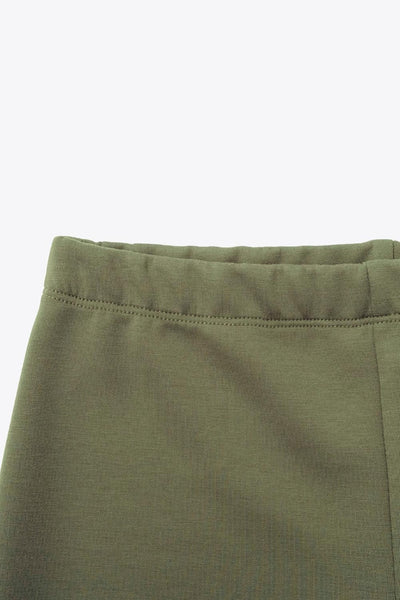 Legging básico ajustado de fit flare y cintura alta con pretina elástica.