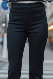 Legging ajustado de fit flare y cintura alta con pretina elástica.