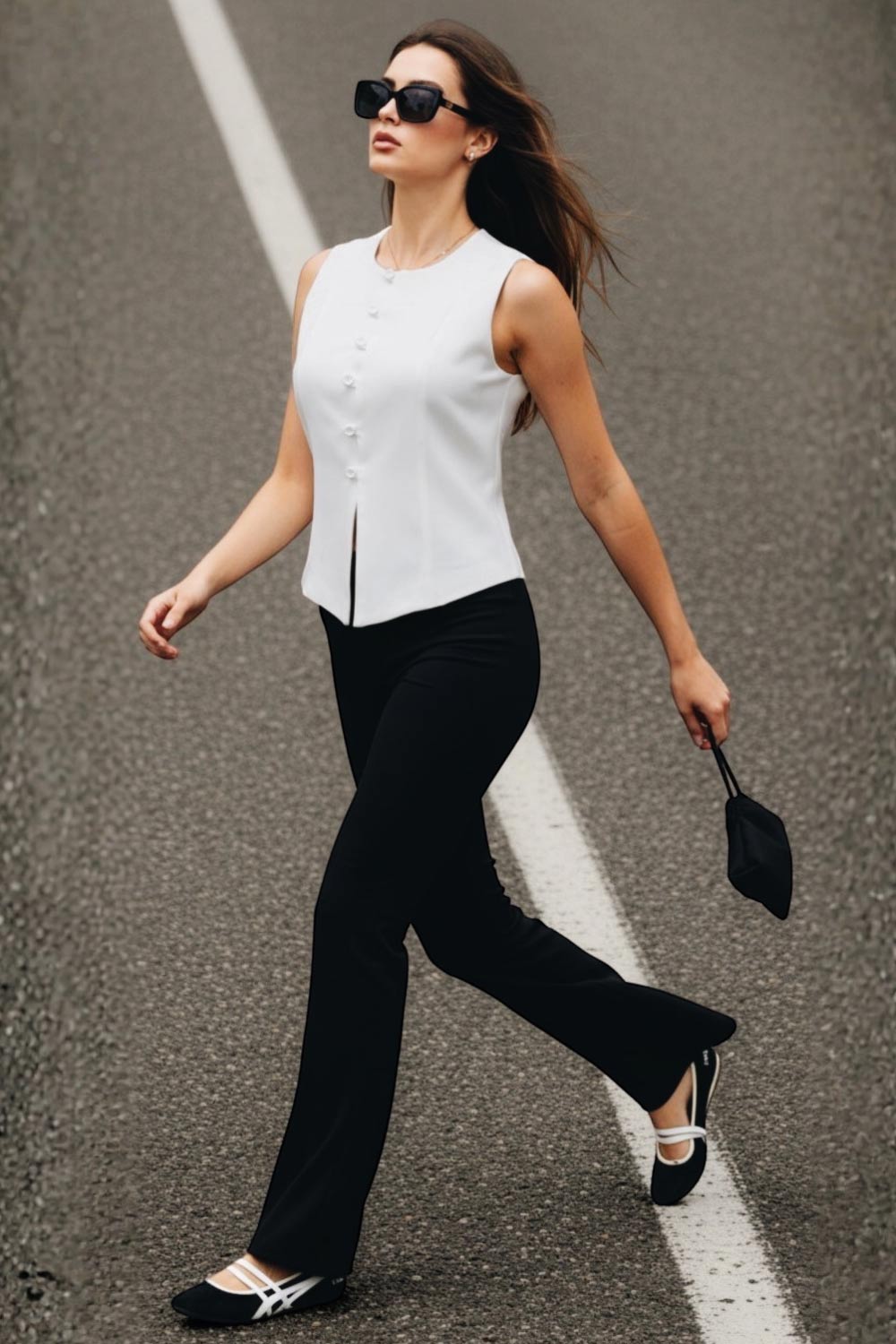 Pantalón ajustado de fit flare y cintura alta con pretina elástica. Detalle de costura decorativa frontal.