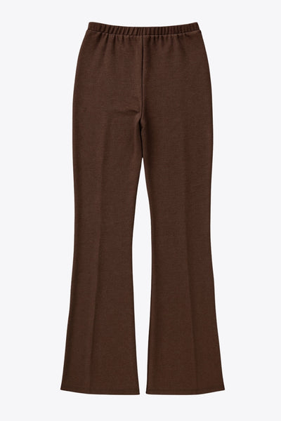 Pantalón ajustado de fit flare y cintura alta con pretina elástica. Detalle de costura decorativa frontal.