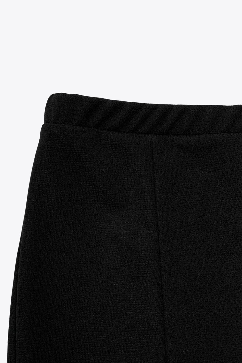 Pantalón ajustado de fit flare y cintura alta con pretina elástica. Detalle de costura decorativa frontal.