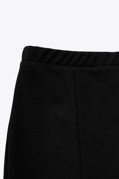 Pantalón ajustado de fit flare y cintura alta con pretina elástica. Detalle de costura decorativa frontal.