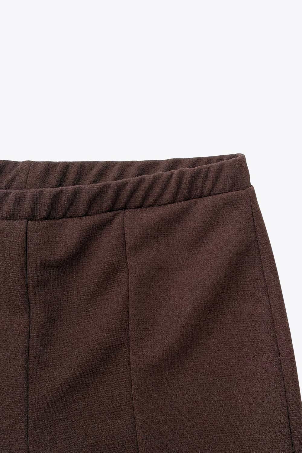 Pantalón ajustado de fit flare y cintura alta con pretina elástica. Detalle de costura decorativa frontal.