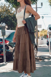 Falda maxi de cintura media con pretina elástica, corte en a y capas de olanes en bajo.