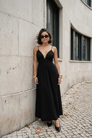 Maxi vestido de corte en a, escote v, rib elástico con plisados en cintura, tirantes delgados ajustables, fruncido y detalle de cut out en espalda.