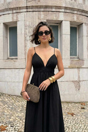 Maxi vestido de corte en a, escote v, rib elástico con plisados en cintura, tirantes delgados ajustables, fruncido y detalle de cut out en espalda.