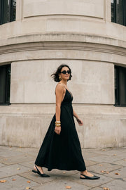 Maxi vestido de corte en a, escote v, rib elástico con plisados en cintura, tirantes delgados ajustables, fruncido y detalle de cut out en espalda.