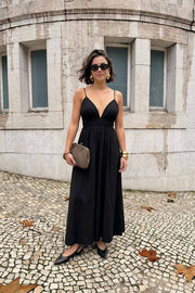 Maxi vestido de corte en a, escote v, rib elástico con plisados en cintura, tirantes delgados ajustables, fruncido y detalle de cut out en espalda.