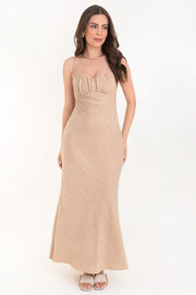 Vestido maxi de fit recto, escote curveado con detalles plisados y corte frontal, tirantes delgados ajustables, cut out en espalda, rib elástico posterior en cintura y lazado amarrable en espalda. Cierre lateral con cremallera oculta.