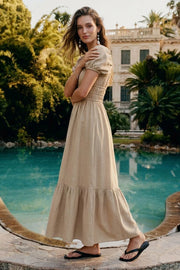 Maxi vestido de manga corta abullonada con rib elástico y olanes en bordes, escote cuadrado, rib elástico en cintura, corte en a y olanes en bajo.