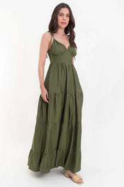 Maxi vestido de escote v con cortes y plisados decorativos, tirantes delgados con nudo amarrable, corte en a, bajo con capas de olanes y cierre posterior con cremallera visible en contraste.