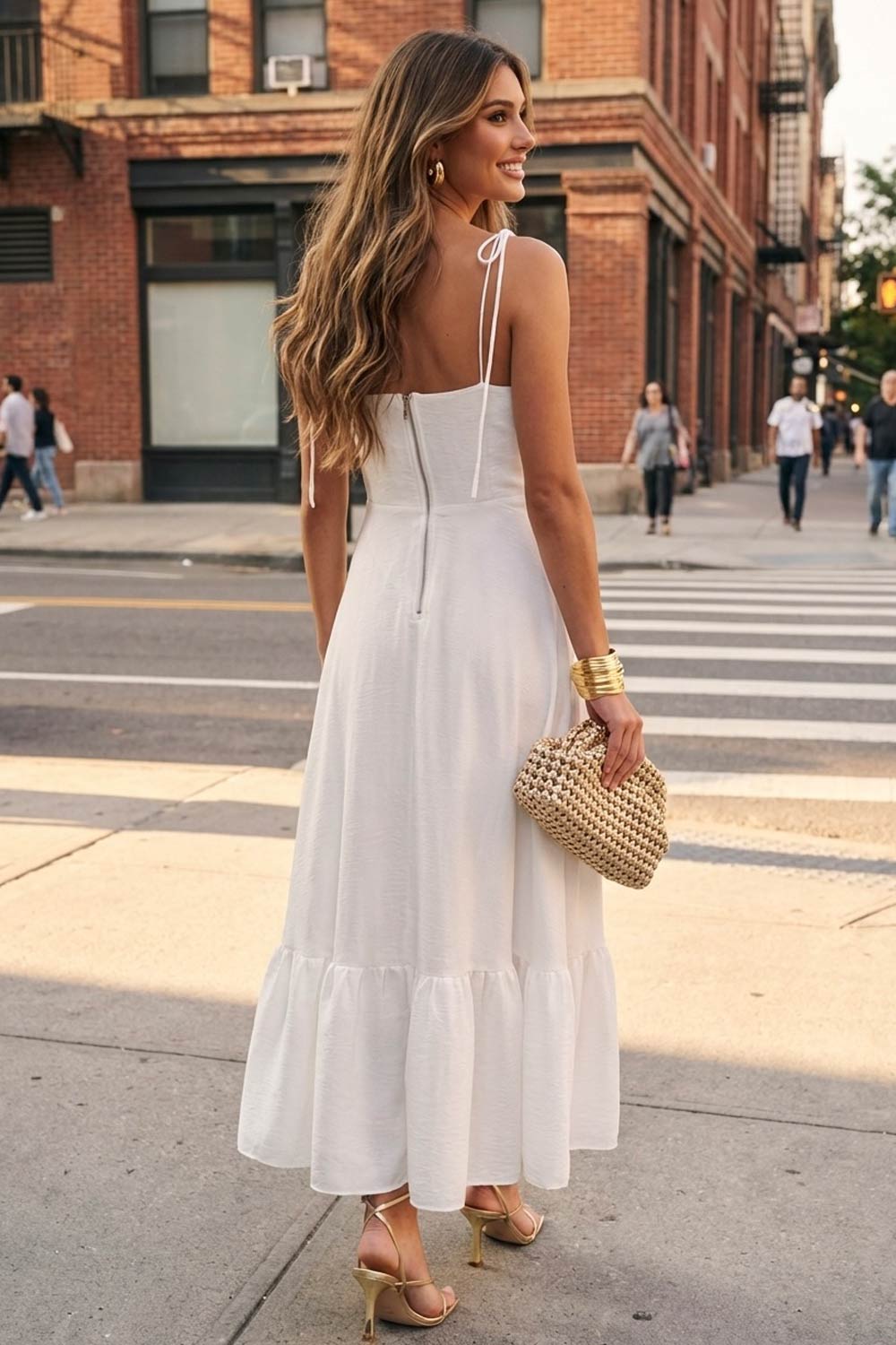 Maxi vestido de corte en a, tirantes delgados con nudo amarrables, escote corazón con cortes y detalles plisados. Cierre posterior con cremallera visible en contraste y olanes en borde de bajo.