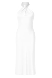 Maxi vestido satinado de fit recto, cuello halter cruzado con lazo amarrable posterior, escote en espalda y cierre posterior con cremallera oculta. Detalle de abertura lateral en bajo.