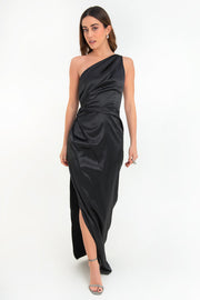 Maxi vestido satinado de fit ajustado, asimétrico de un hombro, escote diagonal, plisados en costados y abertura lateral en bajo. Cierre lateral con cremallera oculta.